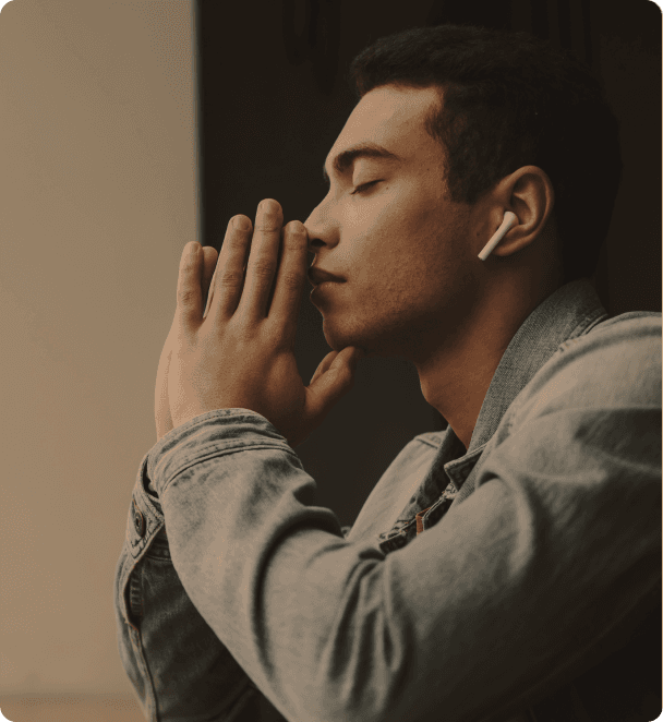 Pessoas lendo a Bíblia juntas